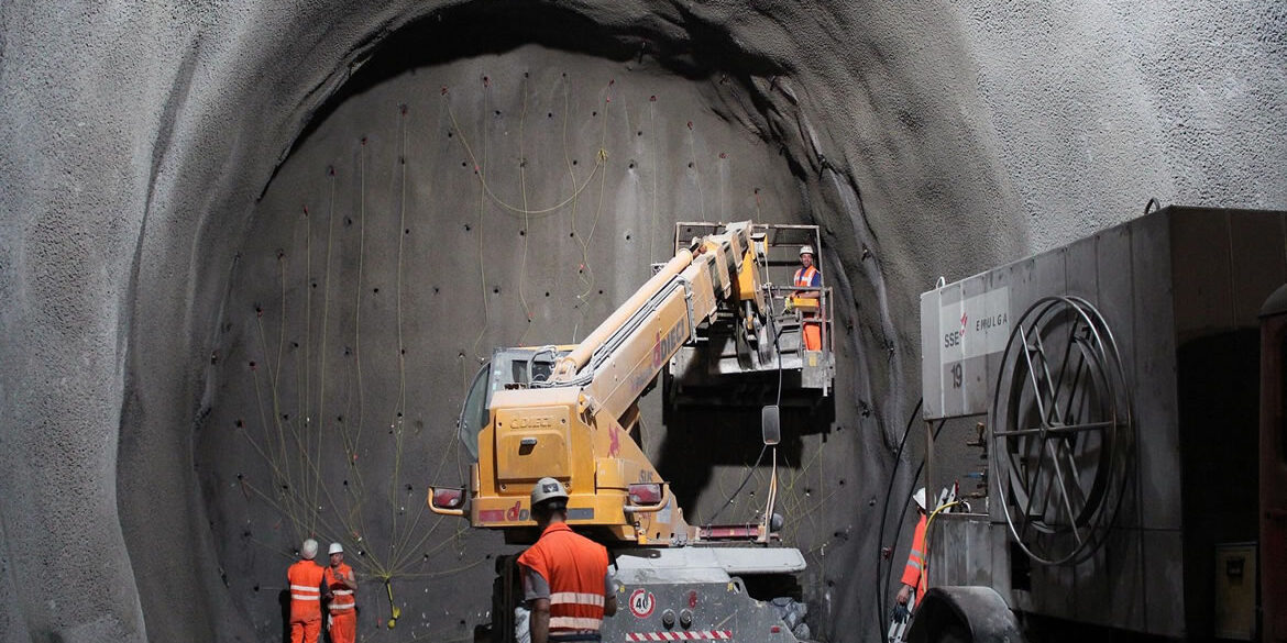 noleggio mezzi di sollevamento - autogru in tunnel